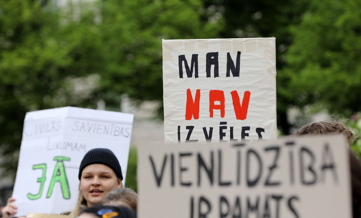 Kustība "Dzīvesbiedri" pie Saeimas rīko piketu "Par visu Latvijas ģimeņu aizsardzību", lai paustu savu atbalstu Civilās savienības likumprojektam un iestātos pret mēģinājumiem novērst tā pieņemšanu.
