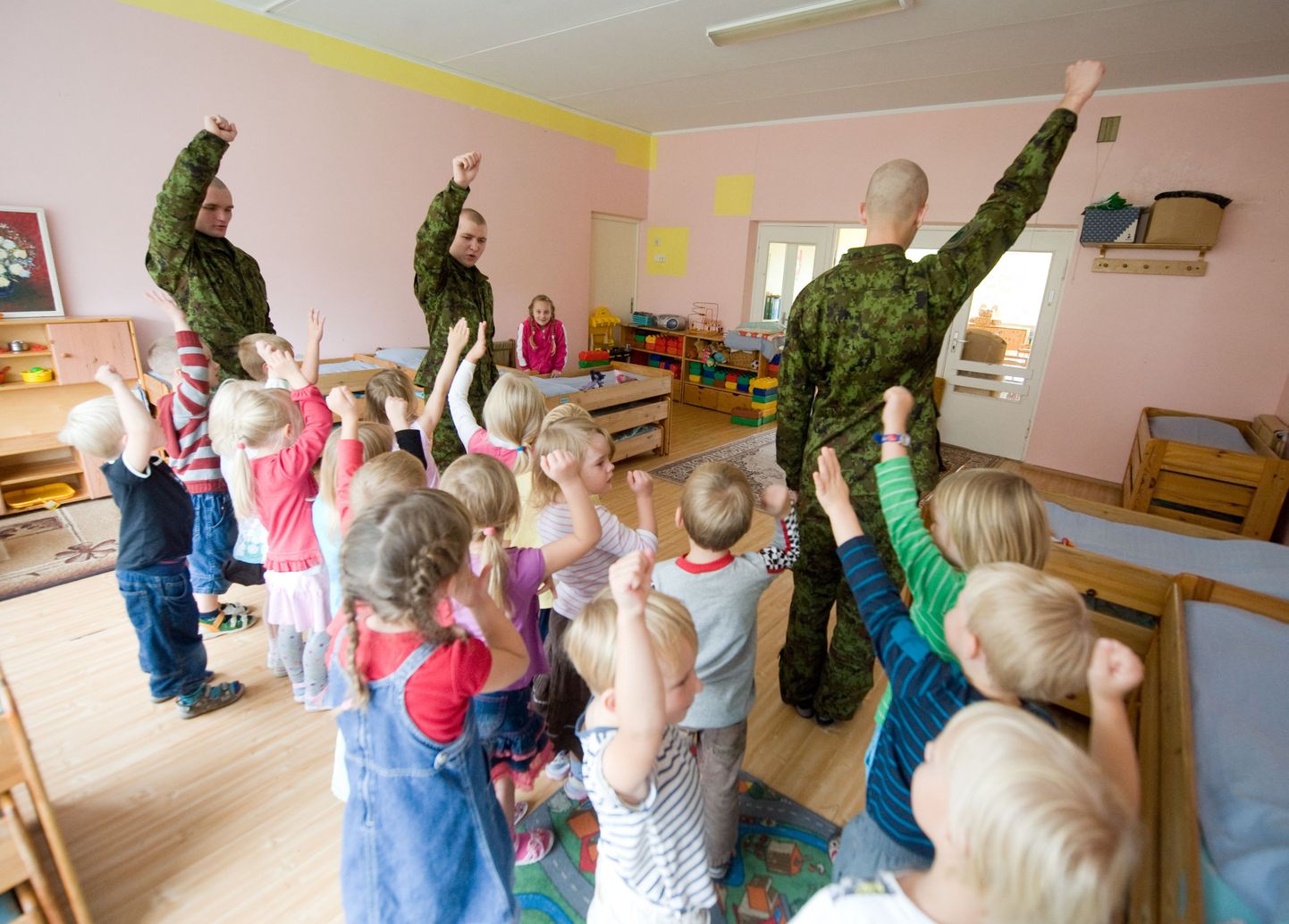 Ajateenijad mullu sügisel Liivamäe lasteaias lastega mängimas.