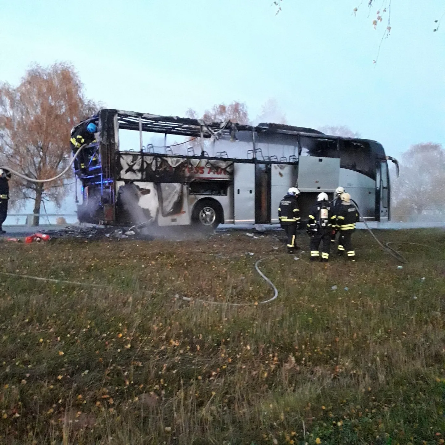 Pühapäeva õhtul Sauste külas süttinud reisibuss.